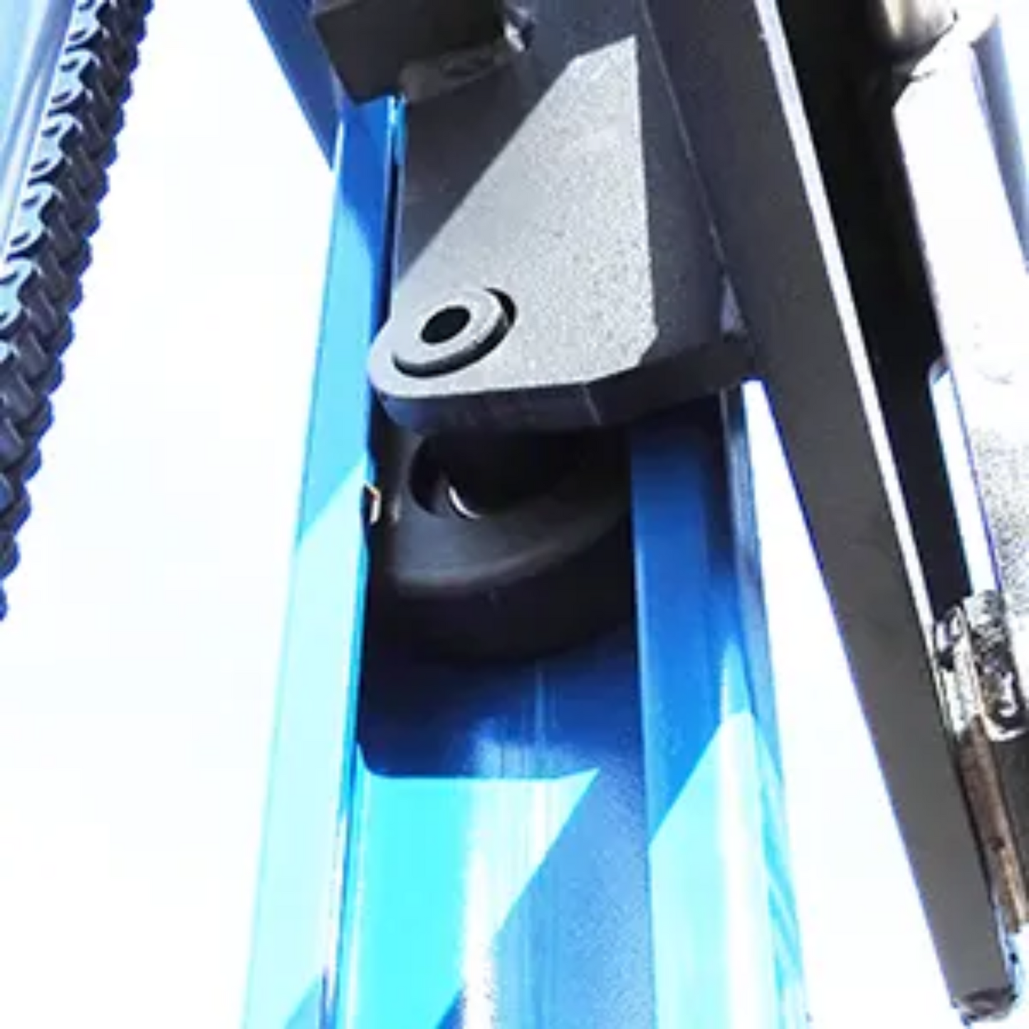 Efficient Electric Lift Walkie Straddle Stacker for Pallet Handling | MXEM